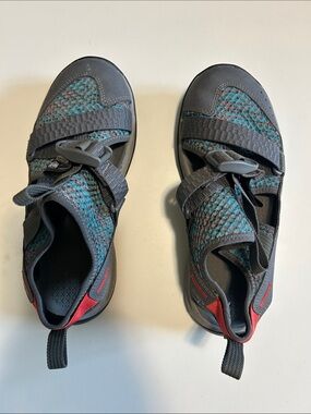 Chaco Women’s Gray Water Sandal Sneakers with Teal Knit and Red Accents sz 6